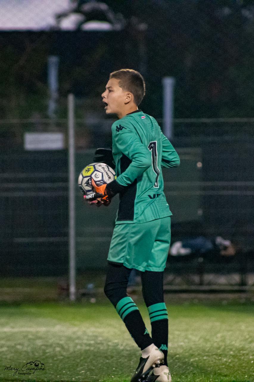 Nicolás con el balón controlado