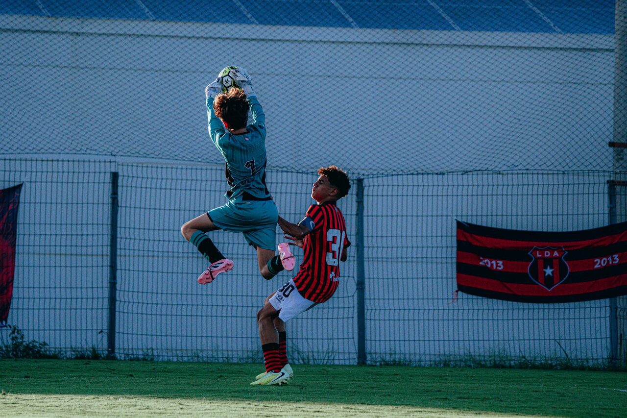Atajada aérea por encima del delantero