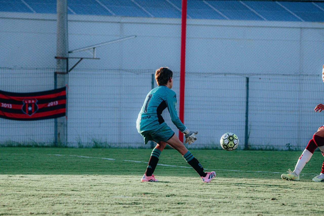 Saliendo a cortar el balón